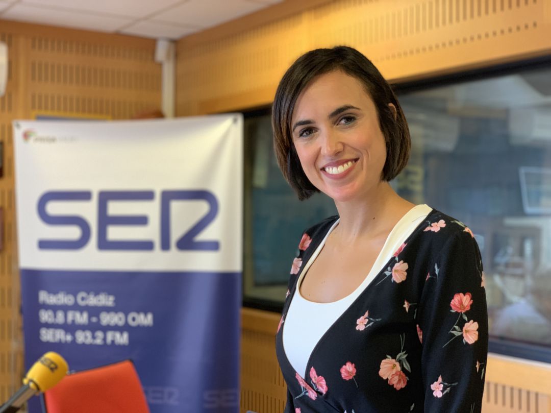 Lola Cazalilla, en los estudios de Radio Cádiz Lola Cazalilla, en los estudios de Radio Cádiz