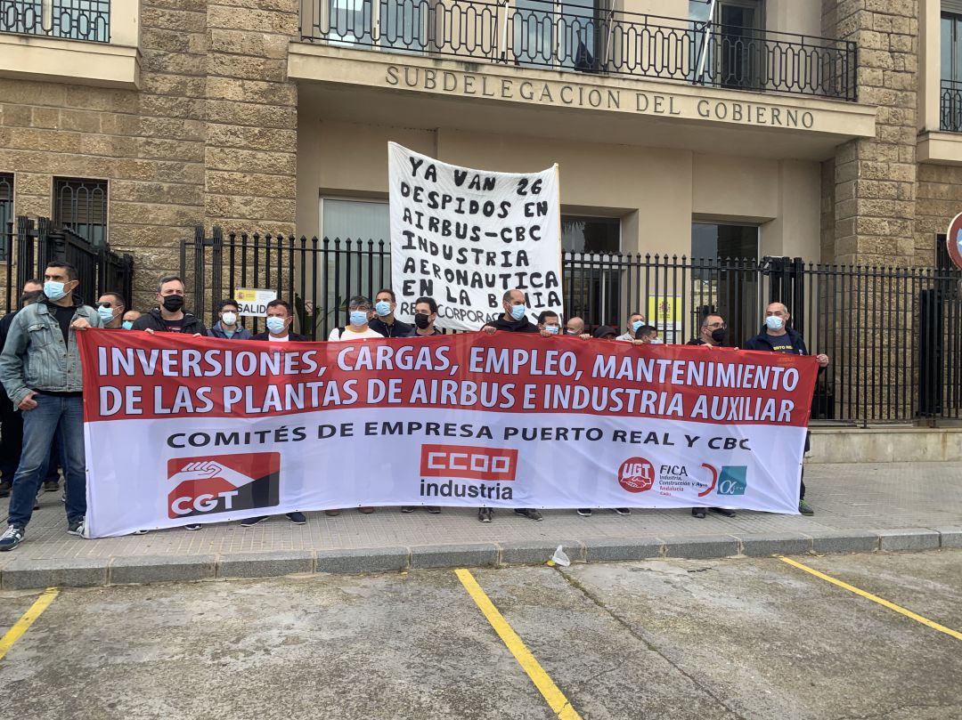 Comités de empresa de Airbus en la bahía de Cádiz se concentran frente a Subdelegación del Gobierno junto a delegados sindicales de la industria auxiliar gaditana Comités de empresa de Airbus en la bahía de Cádiz se concentran frente a Subdelegación del Gobierno junto a delegados sindicales de la industria auxiliar gaditana