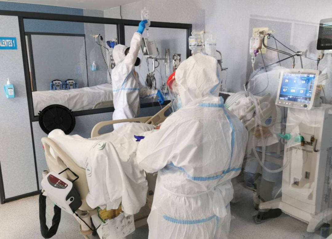 Todavía 23 personas continúan ingresadas con el virus en los hospitales castellonenses, 8 de ellas en la UCI.
Todavía 23 personas continúan ingresadas con el virus en los hospitales castellonenses, 8 de ellas en la UCI.