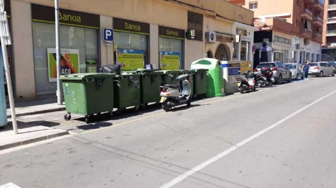 Contenedores en la calle Sagunto. Contenedores en la calle Sagunto.