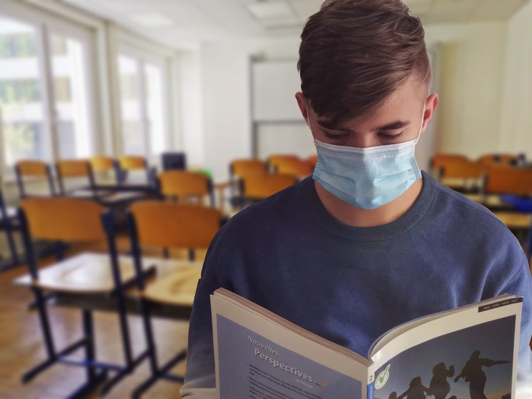 Adolescente con mascarilla en una aula Adolescente con mascarilla en una aula