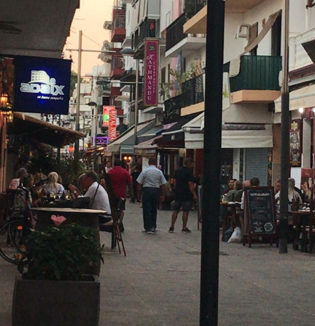 Imagen de archivo de una calle con locales en Santa Eulària Imagen de archivo de una calle con locales en Santa Eulària