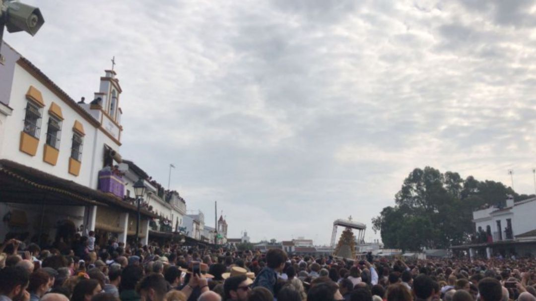 La Casa de la Hermandad de Jerez recibiendo a la Virgen del Rocío un Lunes de Pentecostés La Casa de la Hermandad de Jerez recibiendo a la Virgen del Rocío un Lunes de Pentecostés