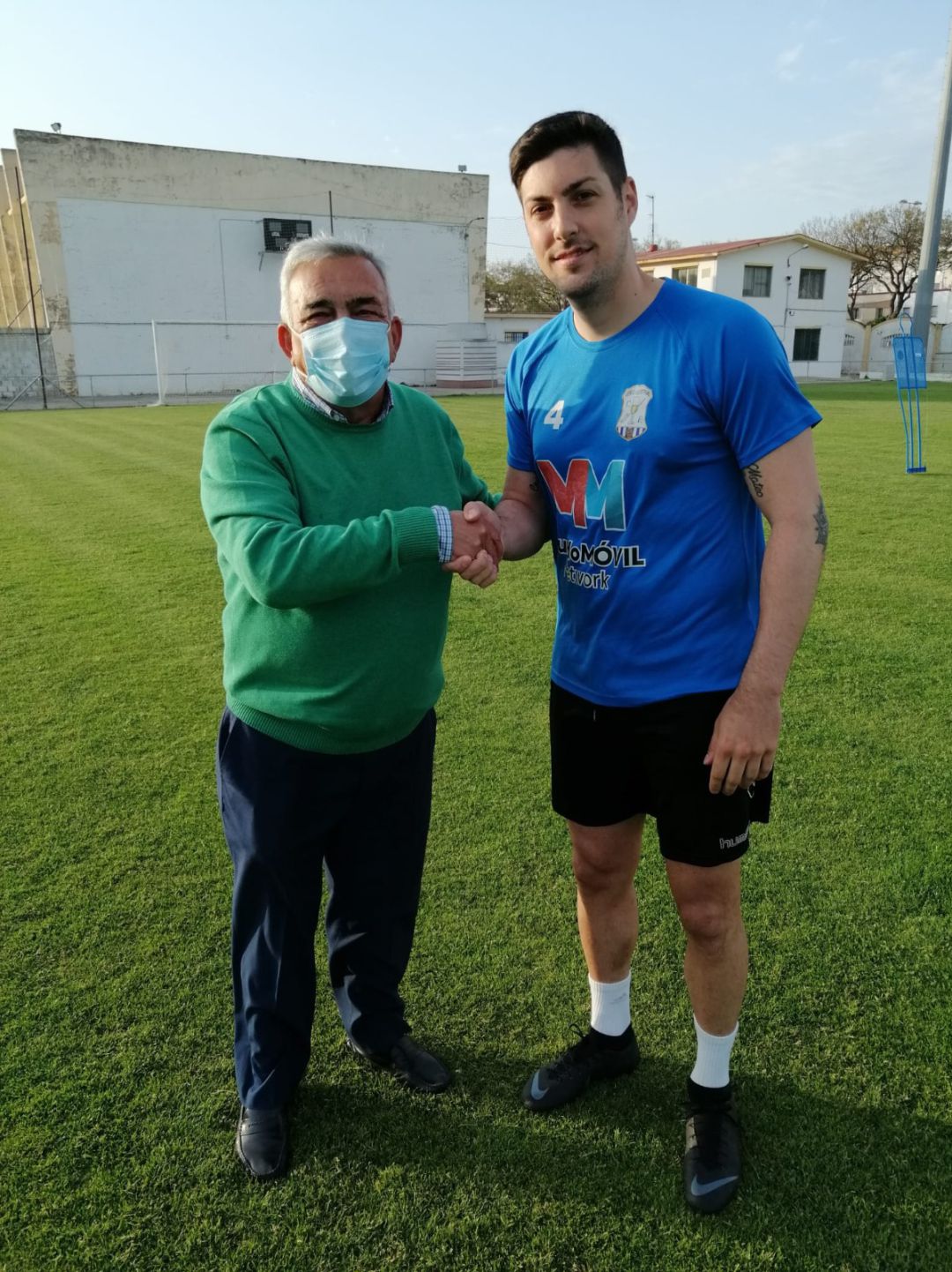 Ayala estrecha la mano de Manuel Queijo Ayala estrecha la mano de Manuel Queijo