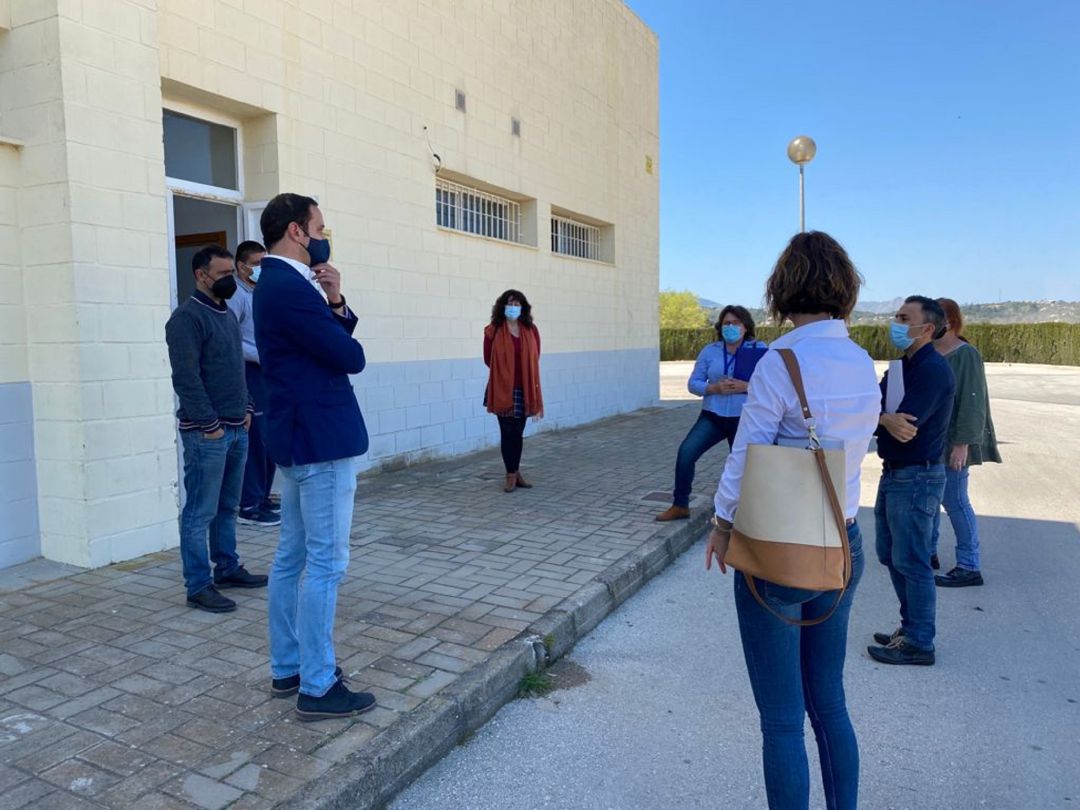 Responsables políticos y técnicos supervisan el Pabellón de Benissa como centro de vacunación. Responsables políticos y técnicos supervisan el Pabellón de Benissa como centro de vacunación.