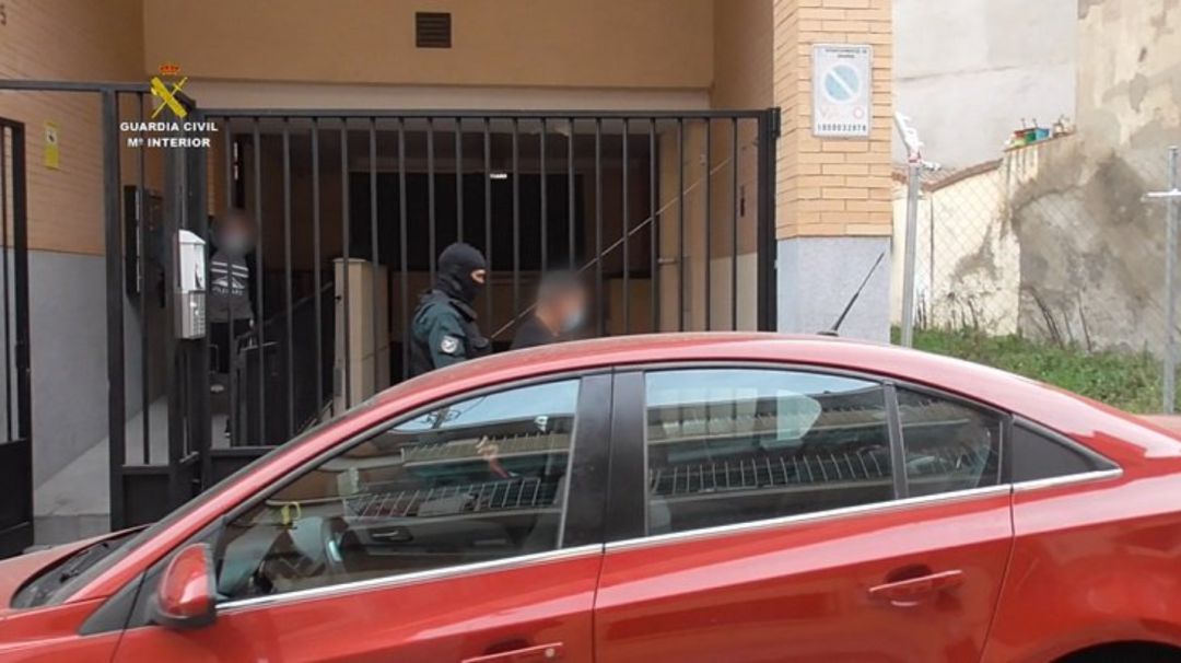 Detenida una banda que asaltaba viviendas y huía del país. Detenida una banda que asaltaba viviendas y huía del país.