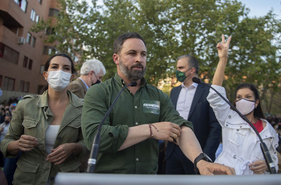 El presidente de Vox y director de campaña, Santiago Abascal, y la candidata a la Presidencia de la Comunidad de Madrid, Rocío Monasterio en Vallecas. El presidente de Vox y director de campaña, Santiago Abascal, y la candidata a la Presidencia de la Comunidad de Madrid, Rocío Monasterio en Vallecas.