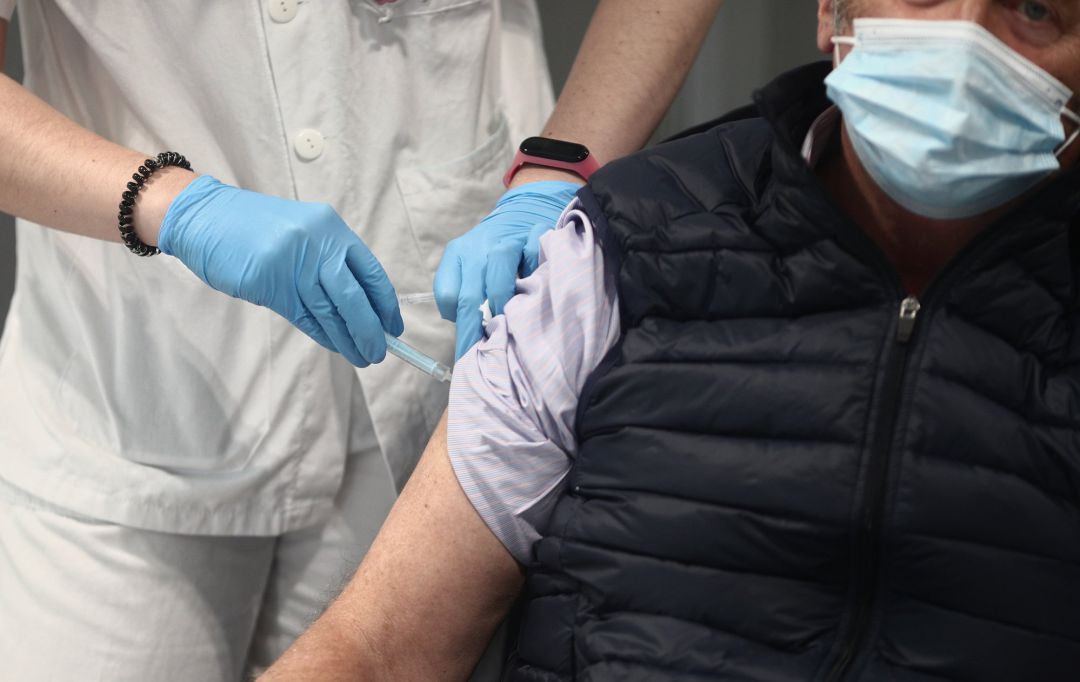 Un hombre es vacunado con la vacuna de AstraZeneca contra el Covid-19 en el Hospital de Emergencias Enfermera Isabel Zendal. Un hombre es vacunado con la vacuna de AstraZeneca contra el Covid-19 en el Hospital de Emergencias Enfermera Isabel Zendal.