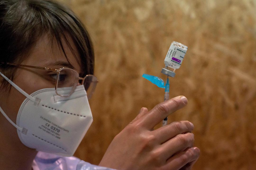 Una empleada sanitaria prepara una dosis de la vacuna de AstraZeneca Una empleada sanitaria prepara una dosis de la vacuna de AstraZeneca