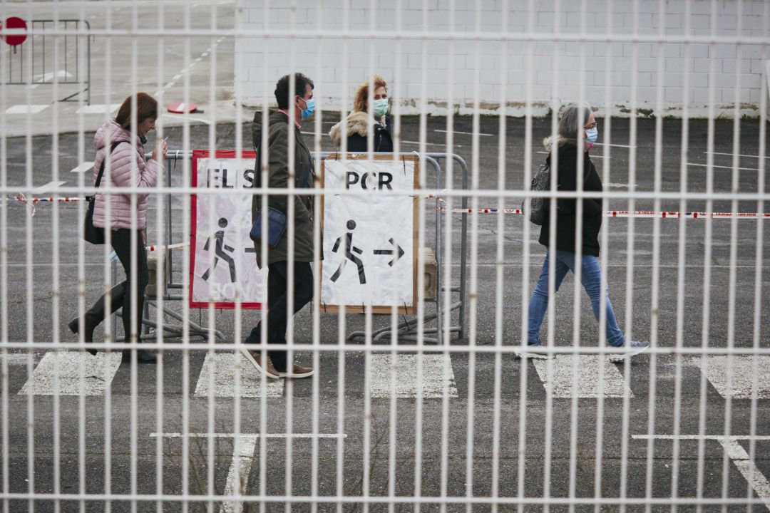Varias personas acuden a realizarse test de antígenos o PCR de detección del COVID-19 Varias personas acuden a realizarse test de antígenos o PCR de detección del COVID-19