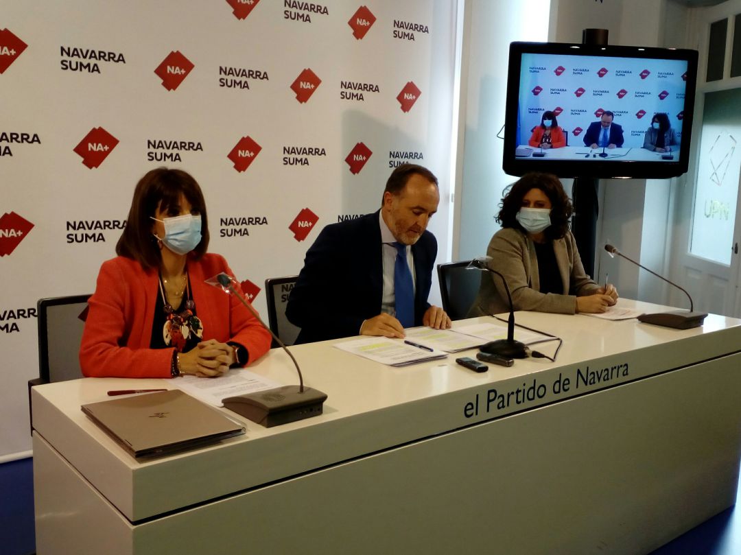 El portavoz de Navarra Suma, Javier Esparza, junto a sus compañeras parlamentarias María Jesus Valdemoros y Marta Álvarez, en la rueda de prensa para manifestar su posición sobre los fondos Next Generation. El portavoz de Navarra Suma, Javier Esparza, junto a sus compañeras parlamentarias María Jesus Valdemoros y Marta Álvarez, en la rueda de prensa para manifestar su posición sobre los fondos Next Generation.
