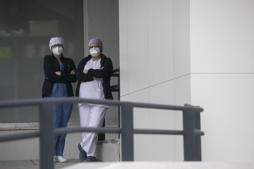 Dos sanitarias en un momento de su descanso en el Hospital Macarena Dos sanitarias en un momento de su descanso en el Hospital Macarena