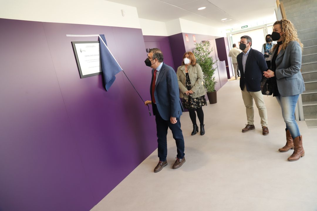 El alcalde, Javier Fernández, descubre la placa conmemorativa de la inauguración de Los Silos. El alcalde, Javier Fernández, descubre la placa conmemorativa de la inauguración de Los Silos.