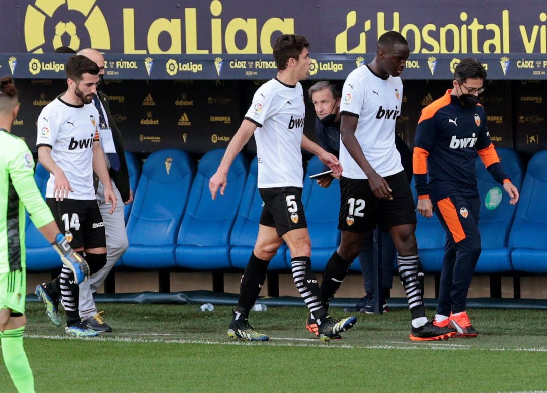 GRAF7464. CÁDIZ, El defensa francés Mouctar Diakhaby (2-d), del Valencia, abandona el terreno de juego junto a sus compañeros tras recibir supuestos comentarios racistas durante el partido de Liga en Primera División ante el Cádiz, este domingo en el estadio Ramón de Carranza. EFE, Román Ríos GRAF7464. CÁDIZ, El defensa francés Mouctar Diakhaby (2-d), del Valencia, abandona el terreno de juego junto a sus compañeros tras recibir supuestos comentarios racistas durante el partido de Liga en Primera División ante el Cádiz, este domingo en el estadio Ramón de Carranza. EFE, Román Ríos