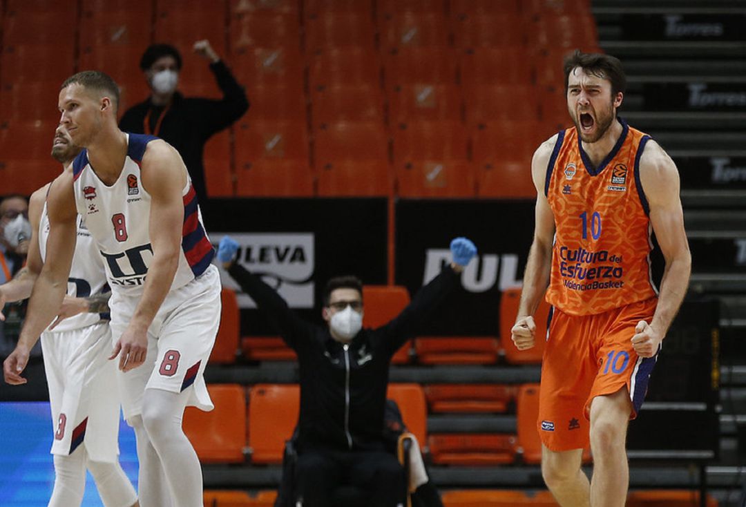 Mike Tobey celebra la victoria ante Baskonia Mike Tobey celebra la victoria ante Baskonia