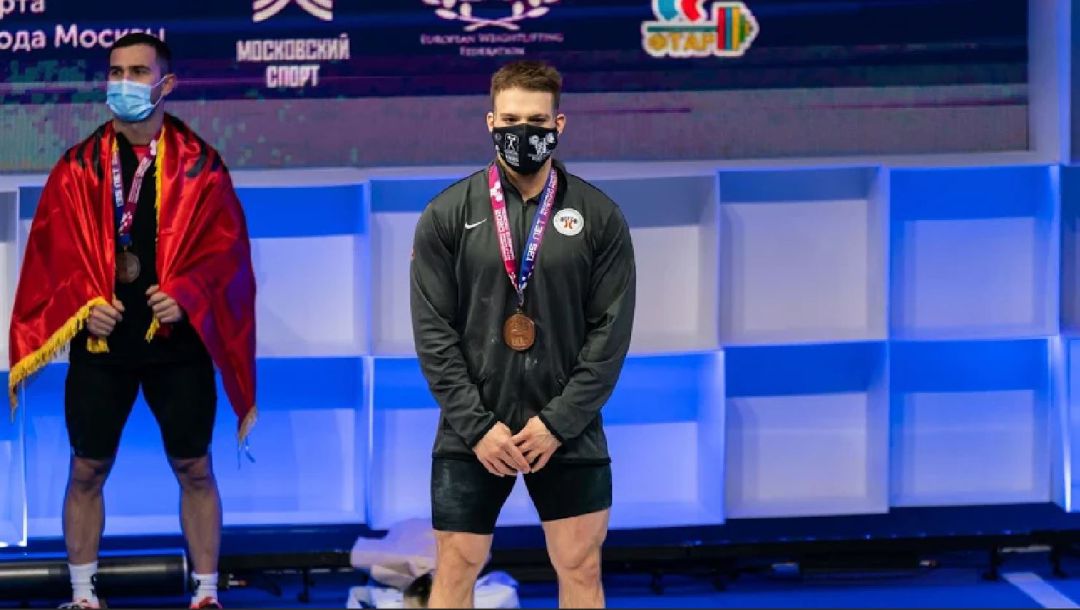 David Sánchez mostrando su medalla de bronce. David Sánchez mostrando su medalla de bronce.