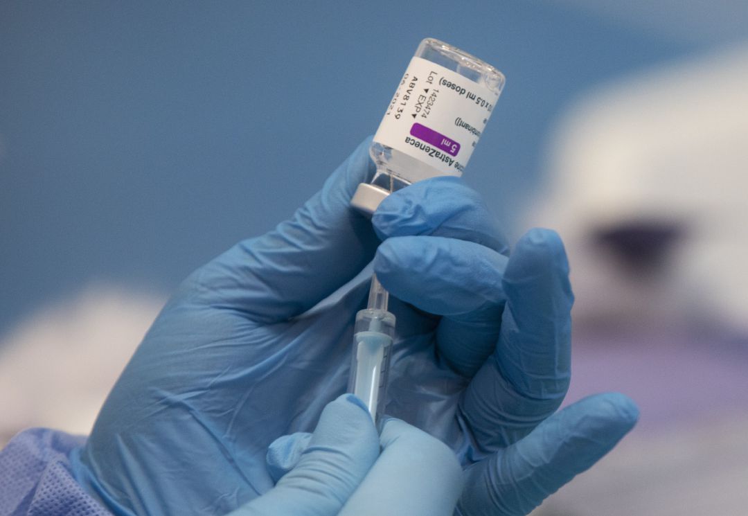 Una profesional sanitaria sostiene una jeringuilla con un vial de la vacuna contra la COVID-19 de AstraZeneca Una profesional sanitaria sostiene una jeringuilla con un vial de la vacuna contra la COVID-19 de AstraZeneca