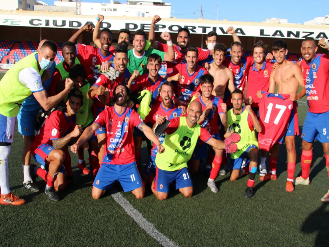 Los jugadores de la UD Lanzarote celebrando el triunfo. Los jugadores de la UD Lanzarote celebrando el triunfo.