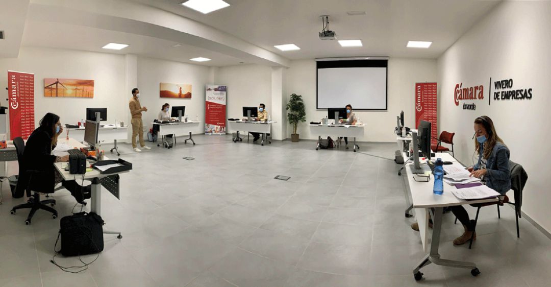 Equipo de atención a los solicitantes de ayudas. Equipo de atención a los solicitantes de ayudas.