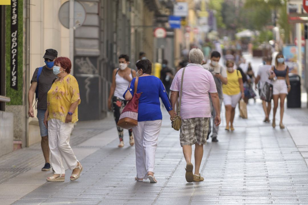 Archivo - Personas con mascarilla paseando por la calle Castillo, en Santa Cruz de Tenerife Archivo - Personas con mascarilla paseando por la calle Castillo, en Santa Cruz de Tenerife