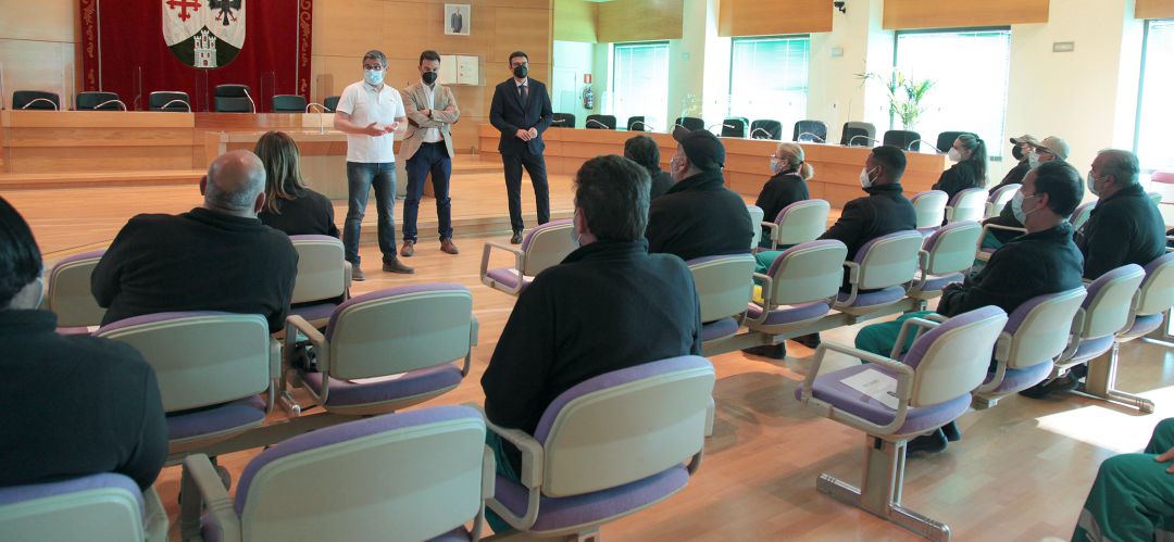 El alcalde, Rafael Sánchez Acera; el vicealcalde, Miguel Ángel Arranz; y el concejal de Empleo, Roberto Fraile, les dieron ayer la bienvenida en el Salón de Plenos del Ayuntamiento El alcalde, Rafael Sánchez Acera; el vicealcalde, Miguel Ángel Arranz; y el concejal de Empleo, Roberto Fraile, les dieron ayer la bienvenida en el Salón de Plenos del Ayuntamiento