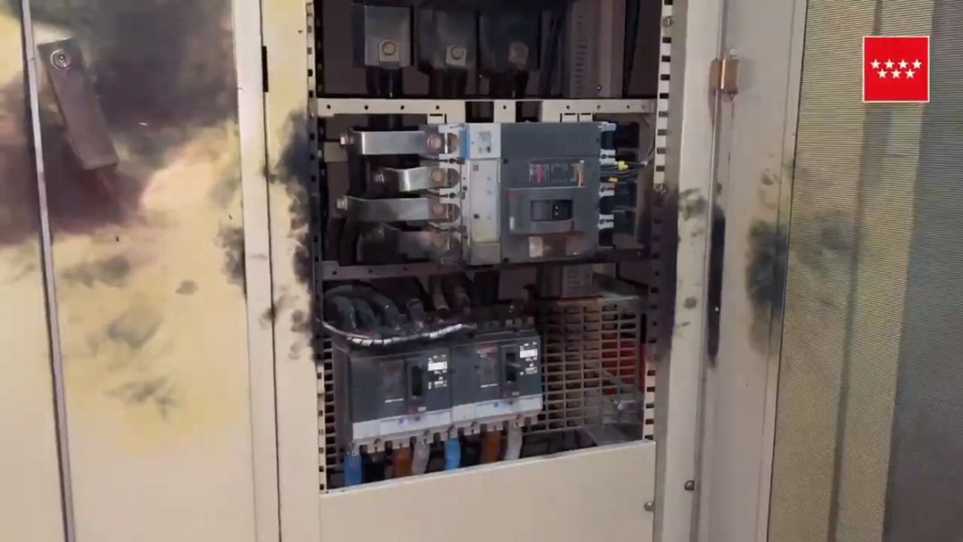 Así quedó el cuadro eléctrico tras el fogonazo que provocó las quemaduras a los trabajadores Así quedó el cuadro eléctrico tras el fogonazo que provocó las quemaduras a los trabajadores