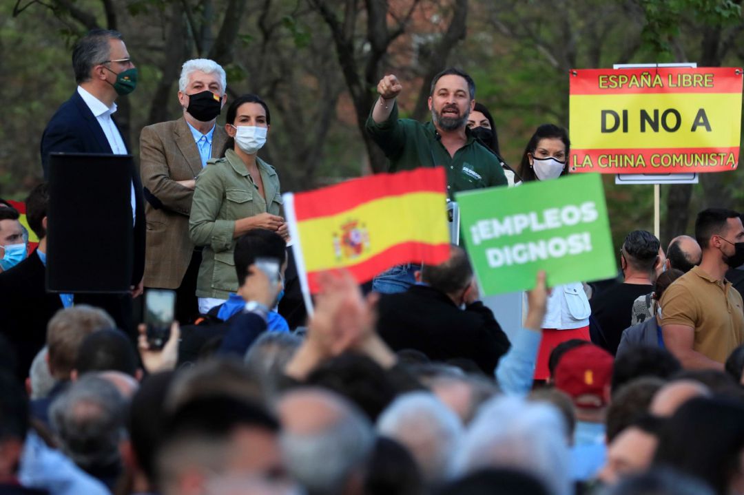 El líder de VOX, Santiago Abascal (c), interviene durante el acto de presentación de la candidatura de Rocío Monasterio (3i) para las próximas elecciones en la Comunidad de Madrid, este miércoles en el distrito de Puente de Vallecas. El líder de VOX, Santiago Abascal (c), interviene durante el acto de presentación de la candidatura de Rocío Monasterio (3i) para las próximas elecciones en la Comunidad de Madrid, este miércoles en el distrito de Puente de Vallecas.