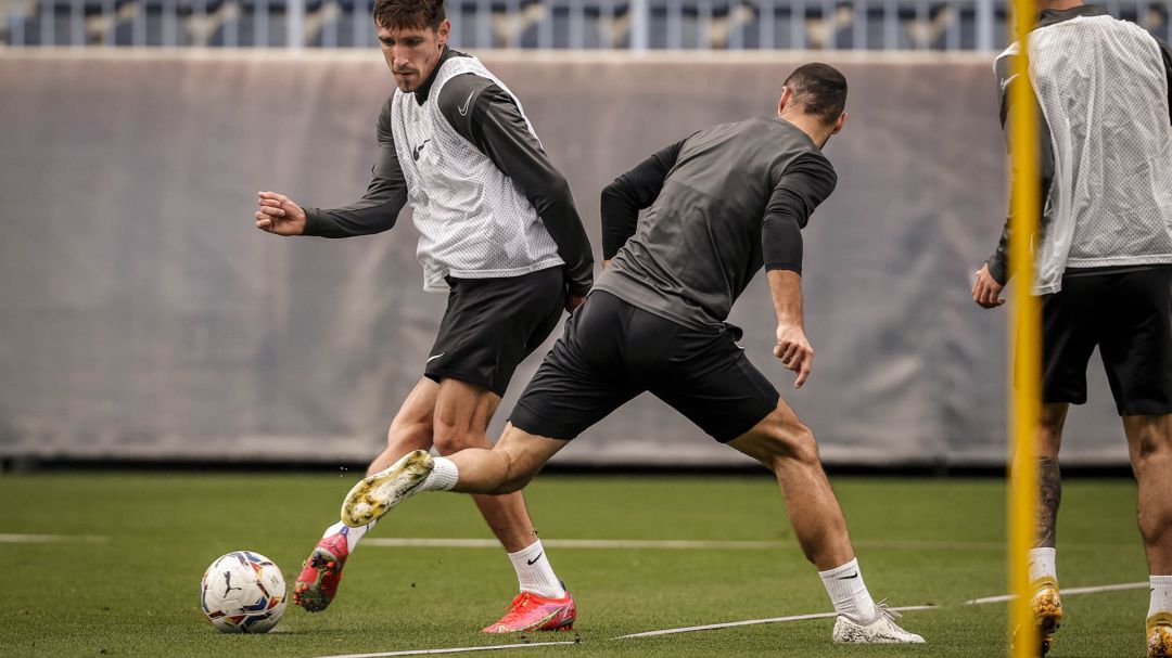 Scepovic intenta un pase en el entrenamiento del jueves Scepovic intenta un pase en el entrenamiento del jueves