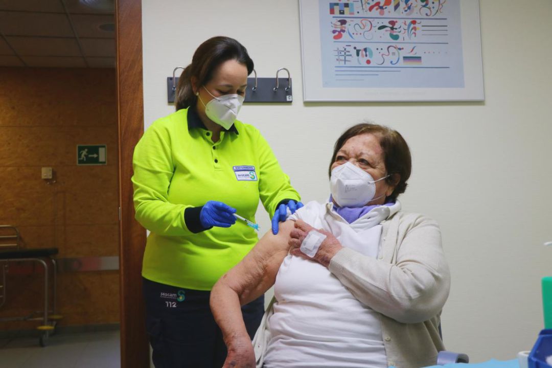 La vacunación al grupo de edad de 70 a 79 años se hará de forma decreciente La vacunación al grupo de edad de 70 a 79 años se hará de forma decreciente