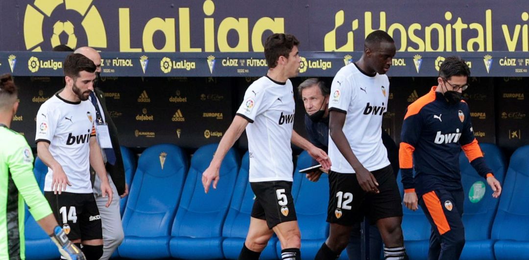 Diakhaby, mientras abandonaba el terreno de juego ante el Cádiz el pasado domingo Diakhaby, mientras abandonaba el terreno de juego ante el Cádiz el pasado domingo