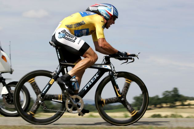 Lance Armstrong, sobre una de las bicicletas que utilizó en el Tour Lance Armstrong, sobre una de las bicicletas que utilizó en el Tour