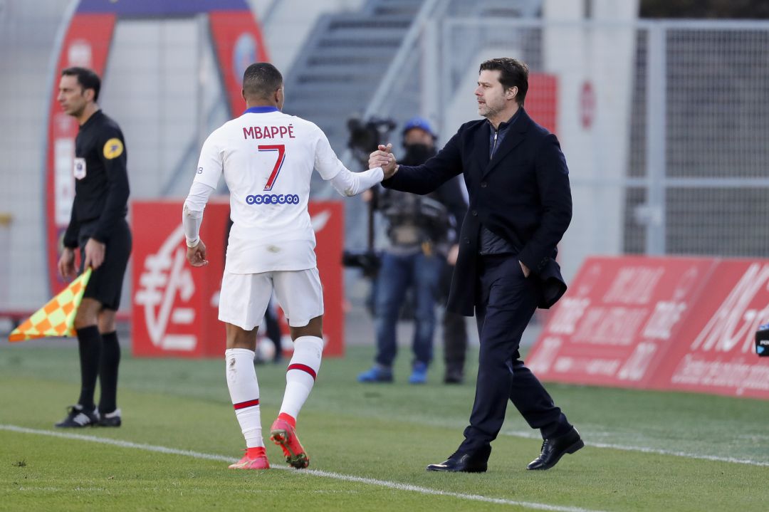 Mbappé y Pochettino durante un partido de Ligue 1 del PSG. Mbappé y Pochettino durante un partido de Ligue 1 del PSG.
