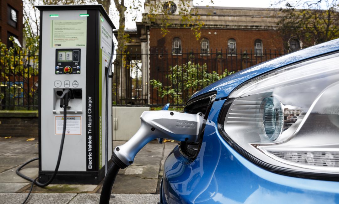 Un coche eléctrico. Un coche eléctrico.