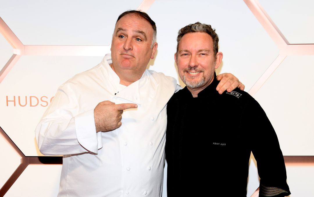 El chef Albert Adrià (d), junto a José Andrés (i), en un acto celebrado en Nueva York en marzo de 2019. El chef Albert Adrià (d), junto a José Andrés (i), en un acto celebrado en Nueva York en marzo de 2019.