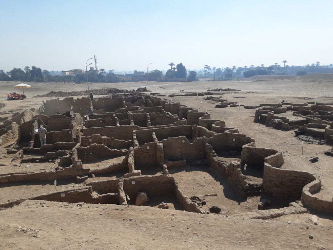 Una foto facilitada por el Centro de Egiptología Zahi Hawass que muestra el descubrimiento arqueológico llamado 'Ciudad Dorada Perdida' en Luxor, Egipto Una foto facilitada por el Centro de Egiptología Zahi Hawass que muestra el descubrimiento arqueológico llamado 'Ciudad Dorada Perdida' en Luxor, Egipto