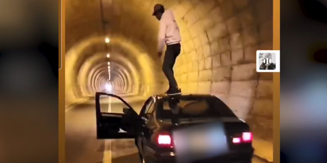 Imagen del joven subido al techo de su coche Imagen del joven subido al techo de su coche