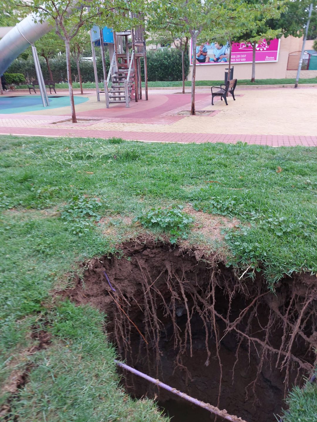 Socavón junto al área infantil de juegos del parque Joan Fuster, provocado por la rotura del colector sur. Socavón junto al área infantil de juegos del parque Joan Fuster, provocado por la rotura del colector sur.