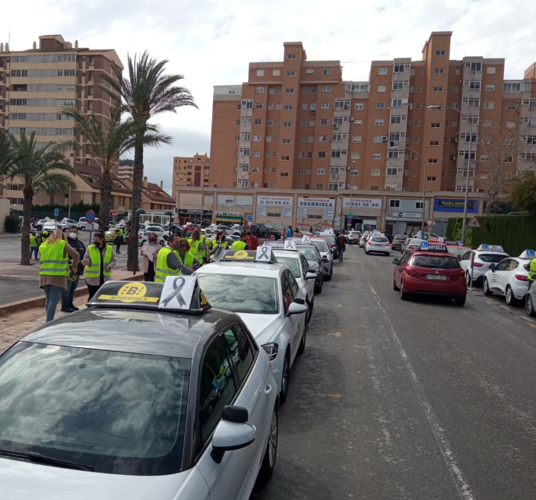 Coches participantes en la protestas de las autoescuelas para reclamar más examinadores Coches participantes en la protestas de las autoescuelas para reclamar más examinadores