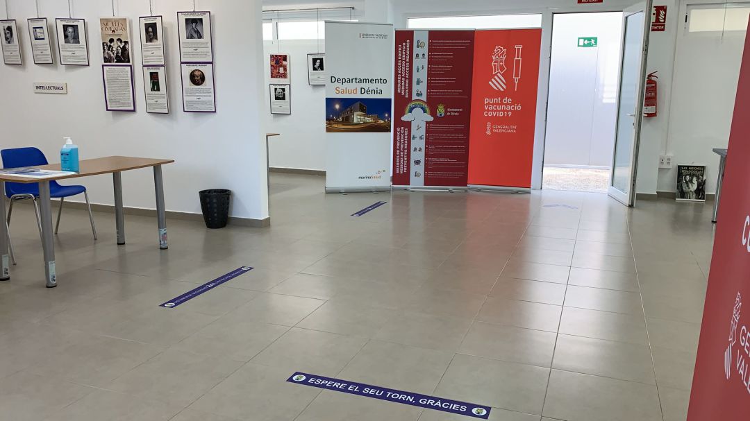 Espacio de triaje en el punto de vacunación habilitado en Llunàtics, en Dénia. Espacio de triaje en el punto de vacunación habilitado en Llunàtics, en Dénia.