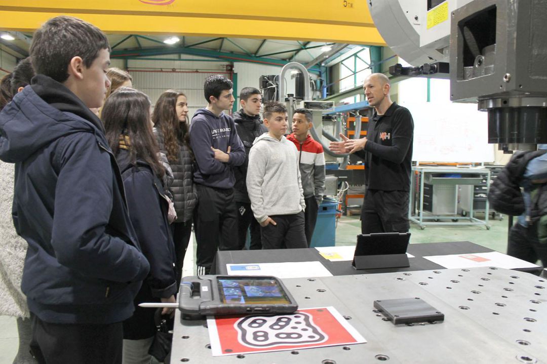 Los alumnos de años anteriores visitan una empresa de Elgoibar con los talleres Ekiten Los alumnos de años anteriores visitan una empresa de Elgoibar con los talleres Ekiten