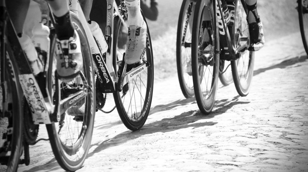 Imagen de archivo en blanco y negro de una vuelta ciclista Imagen de archivo en blanco y negro de una vuelta ciclista