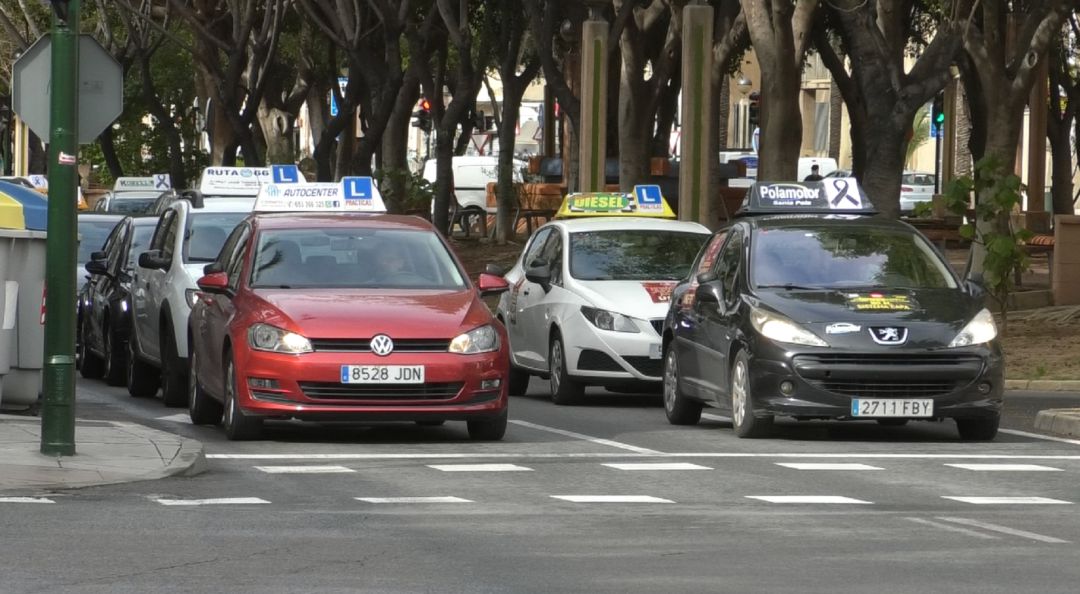 Coches de autoescuelas manifestándose en Elche Coches de autoescuelas manifestándose en Elche