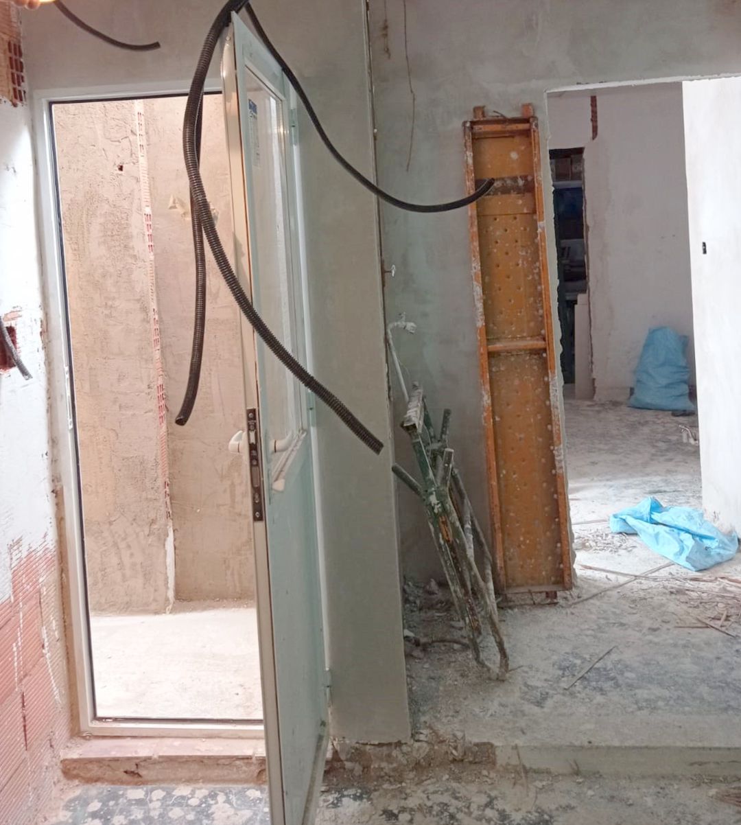 Imagen de una de las viviendas con la obra sin terminar Imagen de una de las viviendas con la obra sin terminar