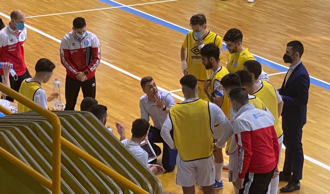 David Ridal da indicaciones a los jugadores del JERUBEX Santiago durante un partido David Ridal da indicaciones a los jugadores del JERUBEX Santiago durante un partido