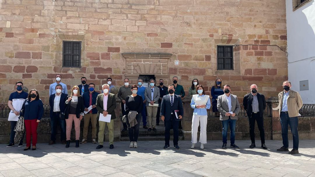 Foto de familia de los alcaldes que van a promover la nueva plataforma end defensa de la sanidad pública. Foto de familia de los alcaldes que van a promover la nueva plataforma end defensa de la sanidad pública.