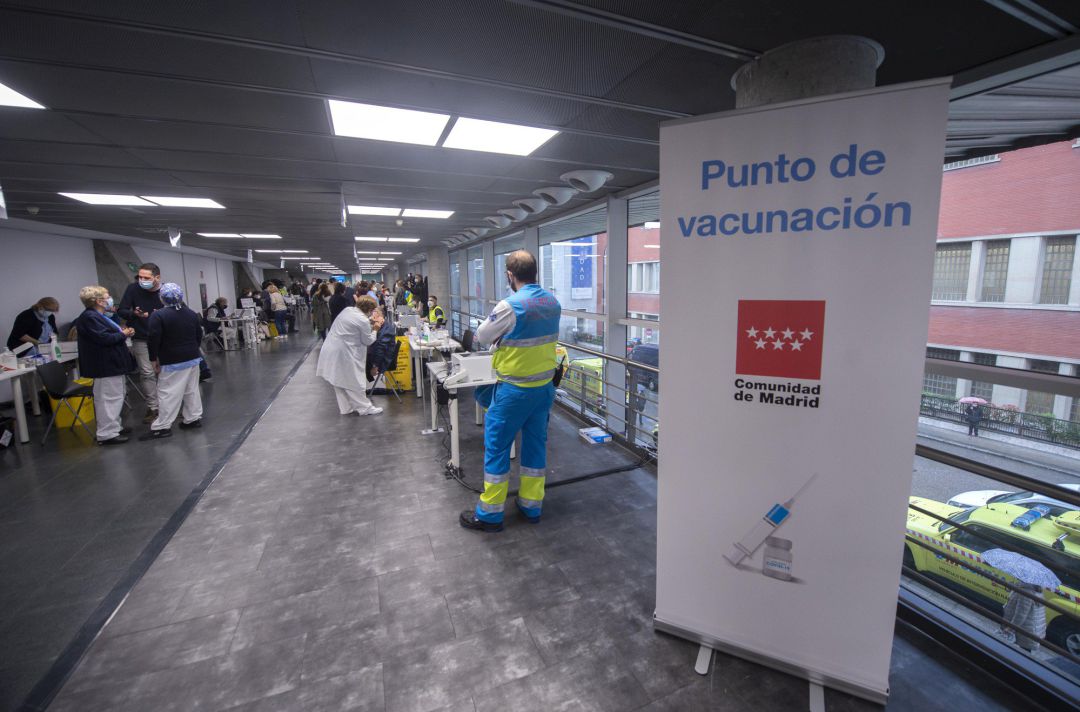 Trabajadores sanitarios se prepararan para administrar la primera dosis de la vacuna AstraZeneca contra el Covid-19 en el Wizink Center este viernes. Trabajadores sanitarios se prepararan para administrar la primera dosis de la vacuna AstraZeneca contra el Covid-19 en el Wizink Center este viernes.
