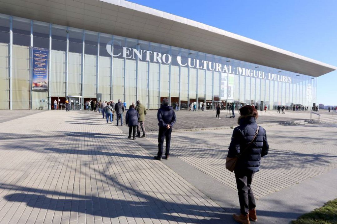Imagen del Centro Cultural Miguel Delibes de Valladolid donde se está realizando la vacunación masiva. Imagen del Centro Cultural Miguel Delibes de Valladolid donde se está realizando la vacunación masiva.