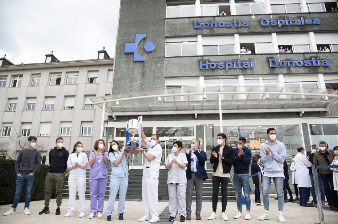 Los sanitarios del Hospital Donostia levantan la Copa del Rey en presencia de los cinco capitanes de la Real Sociedad Los sanitarios del Hospital Donostia levantan la Copa del Rey en presencia de los cinco capitanes de la Real Sociedad