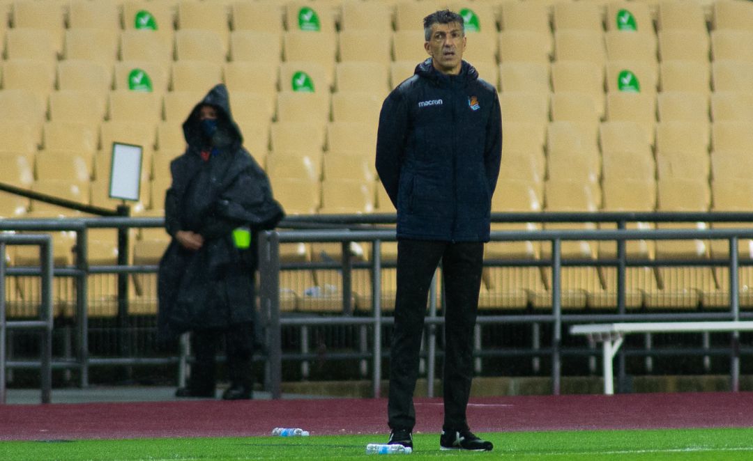 Imanol mira una jugada en un partido de la Real Imanol mira una jugada en un partido de la Real