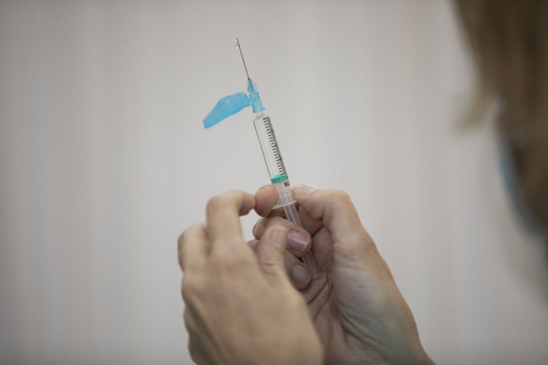 Una sanitaria sostiene una dosis de la vacuna de Pfizer contra el coronavirus. Una sanitaria sostiene una dosis de la vacuna de Pfizer contra el coronavirus.